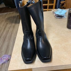 Woman’s leather square toe size 7 boot black